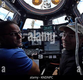 Expedition 53 amerikanische Astronaut Joe Acaba, Links, und Mark Vande Hei an den Kontrollen der robotischen Kanada Arm 2 vor der Freigabe der Orbital ATK Cygnus cargo Raumfahrzeug von der internationalen Raumstation am 6. Dezember 2017 in der Erdumlaufbahn. Cygnus eingesetzt 14 CubeSats aus dem NanoRacks Bereitsteller und wird später auf destruktive Wiedereintritt in die Atmosphäre der Erde verbrannt werden. Stockfoto