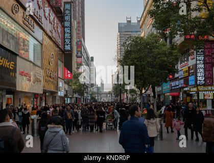 Wuhan Hubei China, vom 10. Dezember 2017: Street View von Jianghan lu Straße die größte Fußgängerzone von Wuhan in China. Stockfoto