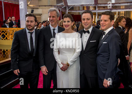 HOLLYWOOD, CA - 22. Februar: Teddy Schwarzman, William Goldenberg, Nora Grossman, Graham Moore, und Ido Ostrowsky attendst der 87. jährlichen Academy Awards in Hollywood & Highland Center am 22. Februar 2015 in Hollywood, Kalifornien. Personen: Teddy Schwarzman, William Goldenberg, Nora Grossman, Graham Moore, und Ido Ostrowsky Stockfoto