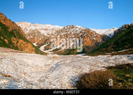 Schnee in Chimgan Berge Stockfoto