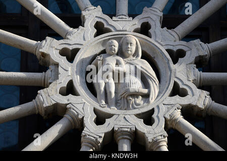 Italien Friaul San Daniele del Friuli Kirche S. Antonio Abate. Ansicht der istrischen Stein Fassade der venezianischen Gotik. Rosette strahlte über dem Portal, in der Mitte die Madonna mit Kind Stockfoto