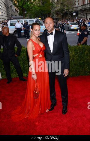 NEW YORK, NY-MAI 04: Hannah Davis, Derek Jeter besucht die 'China: Through The Looking Glass' Kostüm Institut Benefizgala im Metropolitan Museum der Kunst am 4. Mai 2015 in New York City. Personen: Hannah Davis, Derek Jeter Stockfoto