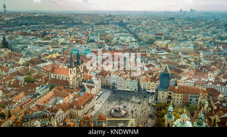 Die Altstadt mit der Kirche der Muttergottes vor dem Tyn Stockfoto