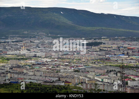 Die Stadt Magadan gesehen aus den umliegenden Bergen. Magadan liegt in der Bucht von Okhotsk, ie den Pazifischen Ozean. Stockfoto