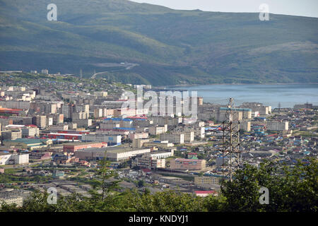 Die Stadt Magadan gesehen aus den umliegenden Bergen. Magadan liegt in der Bucht von Okhotsk, ie den Pazifischen Ozean. Stockfoto
