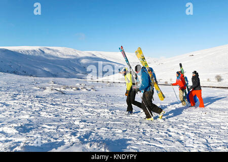 Im Bild: Eine Gruppe von Skifahrern steigt den Berg an Geschichte Waffen in die Brecon Beacons, Wales, UK. Montag, 11 Dezember 2017 Re: Frost, Sn Stockfoto