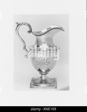 Creamer MET 97673 2715 American, Creamer, Ca. 1810, Silber, Gesamt: 8 1/8 x 6 1/4 in. (20,6 x 15,9 cm); 18 oz. 1 dwt. (561.5 g) Fuß: 3 1/2 x 3 1/2 in. (8,9 x 8,9 cm). Das Metropolitan Museum of Art, New York. Vermächtnis der Alphonso T. Clearwater, 1933 (33.120.572) Stockfoto