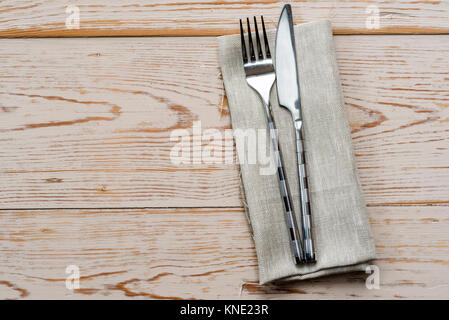 Messer, Gabel, Servietten, Serviette, Ort oder Tabelle einstellen. Stockfoto