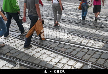 Fußgänger an Zebrastreifen und Straßenbahngleise in Prag Stockfoto