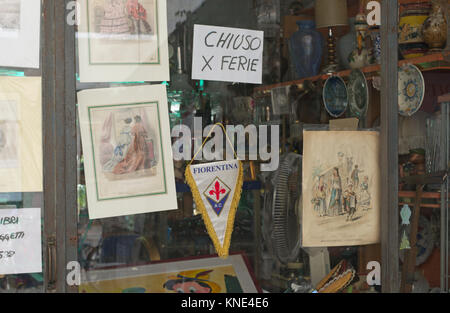 Antique Shop mit 'Urlaub'-Schild an der Piazza dei Ciompi, Florenz, Toskana, Italien geschlossen. Stockfoto