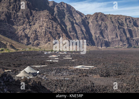 Wiederaufbau auf der erstarrten Lava und begrub Dörfer in Cha das caldeiras auf der Insel Fogo, Kap Verde, Afrika nach der Eruption 2014 Stockfoto