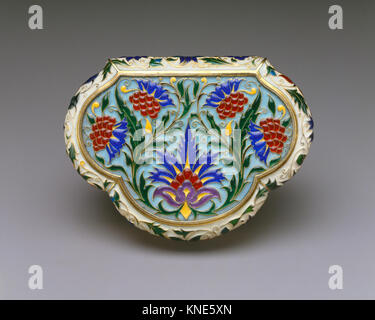 Diese erhaltene antike Box zeigt historische Handwerkskunst und Design und spiegelt sowohl funktionale als auch dekorative Qualitäten dieser Zeit wider. Stockfoto