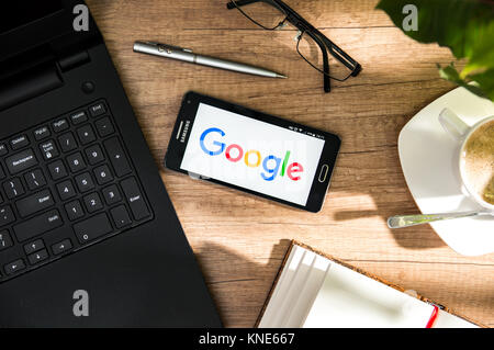 WROCLAW, Polen - November 17th, 2017: Samsung 5 ist die Verlegung auf dem Schreibtisch mit Google Logo auf dem Bildschirm angezeigt. Google LLC ist eine US-amerikanische multinationale Technologie Stockfoto