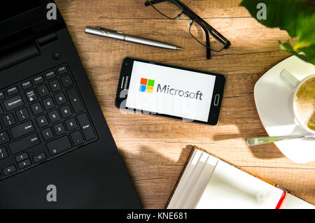 WROCLAW, Polen - November 17th, 2017: Samsung A5 ist auf dem Schreibtisch mit Microsoft Logo auf dem Bildschirm angezeigt. Microsoft Corporation ist ein US-amerikanischer multinatio Stockfoto