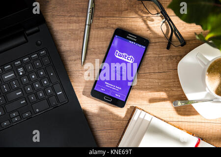 WROCLAW, Polen - November 17th, 2017: Samsung A5 ist auf dem Schreibtisch mit Zucken Anwendung auf dem Bildschirm. Twitch ist ein live streaming Video Plattform o Stockfoto