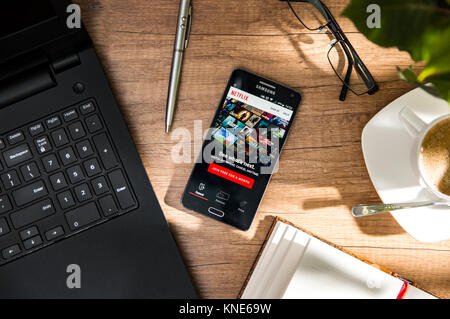 WROCLAW, Polen - November 17th, 2017: Samsung 5 ist die Verlegung auf dem Schreibtisch mit Netflix Anwendung auf dem Bildschirm. Netflix ist eine amerikanische Unterhaltung compa Stockfoto