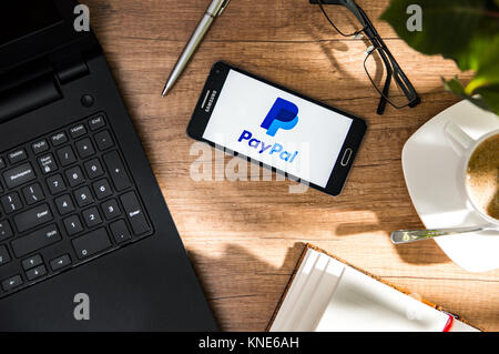 WROCLAW, Polen - November 17th, 2017: Samsung A5 ist auf dem Schreibtisch mit PayPal Logo auf dem Bildschirm angezeigt. PayPal Holdings, Inc. ist ein amerikanisches Unternehmen Oper Stockfoto