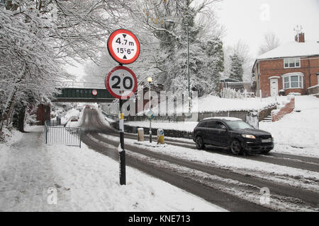 Straßenszene in Kings Heath bei starkem Schneefall am Sonntag, den 10. Dezember 2017 in Birmingham, Vereinigtes Königreich. Tiefer Schnee in Großbritannien ankam, schließen Straßen und das Fahren gefährlich, während viele Leute einfach das Wetter genossen. (Foto von Mike Kemp/in Bildern über Getty Images) Stockfoto