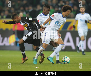 Mönchengladbach, Deutschland, 9. Dezember 2017, Bundesliga, Spieltag 15, Borussia Mönchengladbach vs FC Schalke 04: Bekämpfung von Raffael (Mönchengladbach, Stockfoto