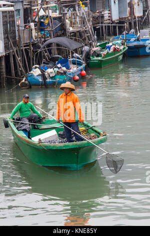 Fischerboote im Tai O Dorfs beim Verkauf von frischem Fisch. Stockfoto