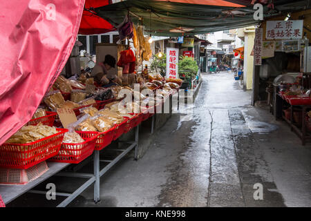 Stall für den Verkauf von getrockneten Fisch auf den Straßen von Tai O-Dorf. Stockfoto