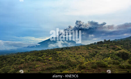 Mount Agung ausbrechenden Plume. Während des Vulkanausbruchs Menschen wurde von der gefährlichen Zone evakuiert. Flüge nach Bali abgesagt wurden, Denpasar Flughafen geschlossen. Stockfoto