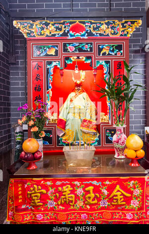 Der Altar mit dem Essen bietet in Yeung Hau Tempel Stockfoto