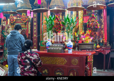 Zwei treu ist, wie Sie beten vor dem Altar in der Man Mo Tempel in Hong Kong Stockfoto