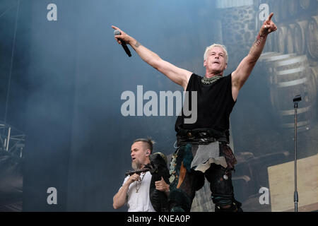 Die deutsche Power Metal Band In Extremo führt ein Live Konzert im Swiss Music festival Greenfield Festival 2017, Interlaken. Hier Sänger Michael Robert Rhein aka Das Letzte Einhorn gesehen wird live auf der Bühne. Schweiz, 09.06.2017. Stockfoto