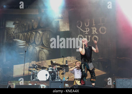 Die deutsche Power Metal Band In Extremo führt ein Live Konzert im Swiss Music festival Greenfield Festival 2017, Interlaken. Hier Sänger Michael Robert Rhein aka Das Letzte Einhorn gesehen wird live auf der Bühne. Schweiz, 09.06.2017. Stockfoto