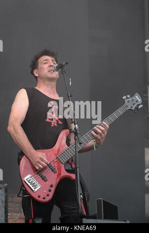 Die deutsche Power Metal Band In Extremo führt ein Live Konzert im Swiss Music festival Greenfield Festival 2017, Interlaken. Hier Bass Player Kay Lutter wird gesehen, live auf der Bühne. Schweiz, 09.06.2017. Stockfoto