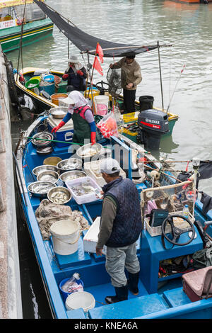 Fischerboote im Tai O Dorfs beim Verkauf von frischem Fisch. Stockfoto