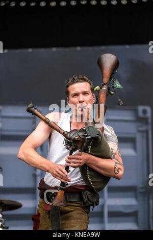 Die deutsche Power Metal Band In Extremo führt ein Live Konzert im Swiss Music festival Greenfield Festival 2015 in Interlaken. Hier Musiker Marco Ernst-Felix Zorzytzky gesehen wird live auf der Bühne. Schweiz, 12/06 2015. Stockfoto