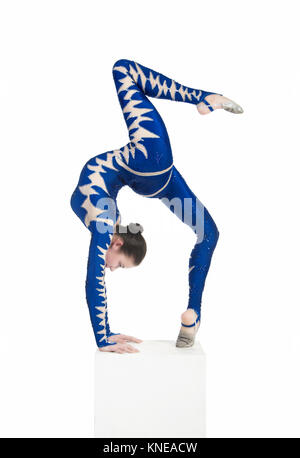 Acrobat macht Gymnastik, isolierte Bild auf einem weißen Hintergrund. Ein junger circus Künstler in einem blauen Anzug, führt die akrobatischen Elementen. Stockfoto