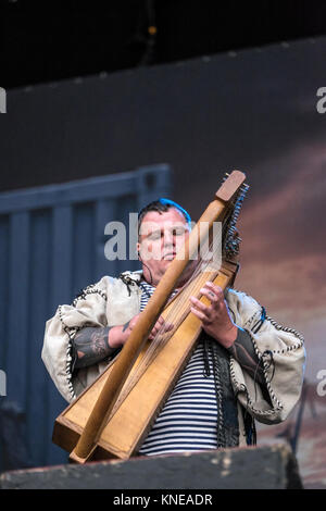 Die deutsche Power Metal Band In Extremo führt ein Live Konzert im Swiss Music festival Greenfield Festival 2015 in Interlaken. Hier Musiker André Strugala ist live auf der Bühne gesehen. Schweiz, 12/06 2015. Stockfoto