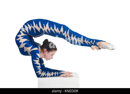 Acrobat macht Gymnastik, isolierte Bild auf einem weißen Hintergrund. Ein junger circus Künstler in einem blauen Anzug, führt die akrobatischen Elementen. Stockfoto