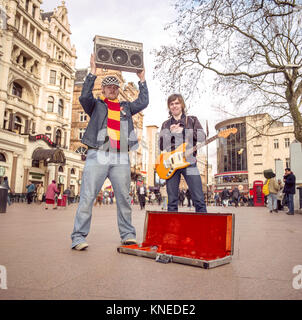 Junior Senior ein Pop Duo aus Dänemark, fotografiert Straßenmusik in, Leicester Square, London, England, Vereinigtes Königreich. Stockfoto