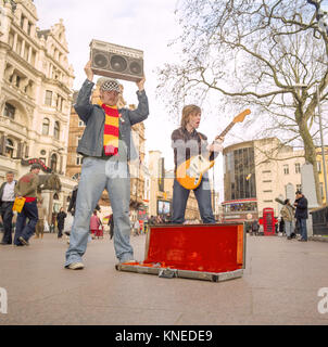 Junior Senior ein Pop Duo aus Dänemark, fotografiert Straßenmusik in, Leicester Square, London, England, Vereinigtes Königreich. Stockfoto