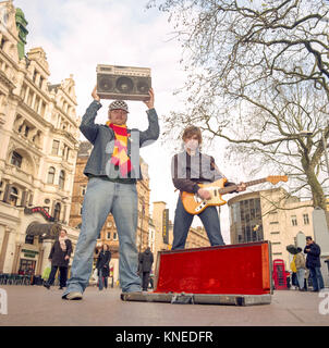 Junior Senior ein Pop Duo aus Dänemark, fotografiert Straßenmusik in, Leicester Square, London, England, Vereinigtes Königreich. Stockfoto