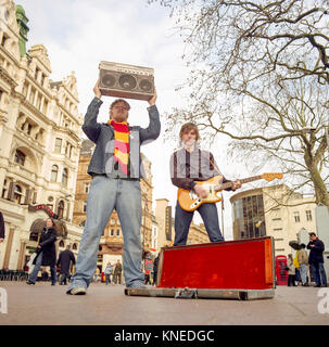 Junior Senior ein Pop Duo aus Dänemark, fotografiert Straßenmusik in, Leicester Square, London, England, Vereinigtes Königreich. Stockfoto