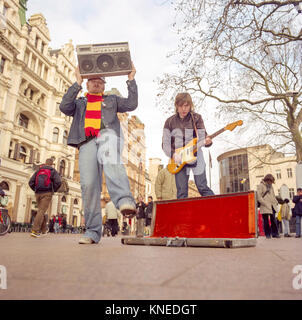 Junior Senior ein Pop Duo aus Dänemark, fotografiert Straßenmusik in, Leicester Square, London, England, Vereinigtes Königreich. Stockfoto