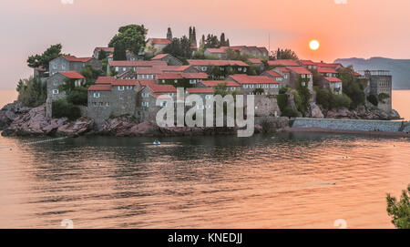 Schöne Aussicht auf die Insel - St. Stephanus (Sveti Stefan) bei Sonnenuntergang, Budva, Montenegro. Stockfoto