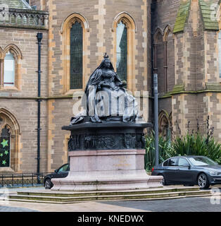 Dundee, Scotland, UK-. Dezember 05,2017: Queen Victoria's Statue, die in Albert Square Dundee liegt. Stockfoto