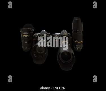 Largs, Schottland, Großbritannien - 01 Dezember, 2017: Nikon D 800 e und D610 Kamera mit Nikon 24-120mm F4 und Nikkor 24-70 mm F2,8 Objektiv vor Profil, zusammen Sid Stockfoto