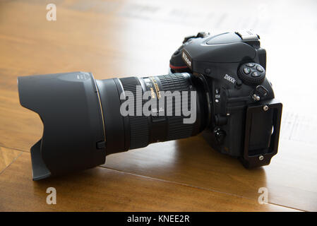 Largs, Schottland, Großbritannien - 01 Dezember, 2017: Nikon D 800 e im seitlichen Profil auf Holz Eiche Tisch und in natürlichem Licht. Stockfoto