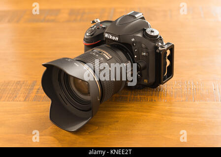 Largs, Schottland, Großbritannien - 01 Dezember, 2017: Nikon D610 Kamera mit Objektiv 24-120mm F4 sitzen auf Holz Eiche Tisch in natürlichem Licht. Stockfoto
