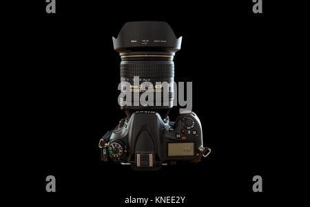 Largs, Schottland, Großbritannien - 01 Dezember, 2017: Nikon D610 Kamera mit Nikon 24-120mm F4 Objektiv und isoliert auf schwarzen Hintergrund. Stockfoto
