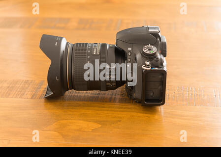 Largs, Schottland, Großbritannien - 01 Dezember, 2017: Nikon D610 Kamera mit Objektiv 24-120mm F4 sitzen auf Holz Eiche Tisch Seite auf in natürlichem Licht. Stockfoto