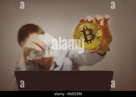 Bergbau, Mann hält in seiner Hand das Symbol der neuen crypto Währung bitcoin von den Computern in der High-tech-Ära, die der Bergbau mi ersetzt extrahiert Stockfoto