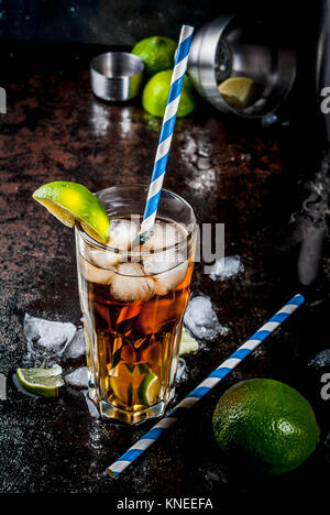 Cuba Libre, Long Island oder Eistee Cocktail mit starken Alkohol, Cola, Kalk und Eis, zwei Glas, dunklen Hintergrund Kopie Raum Stockfoto